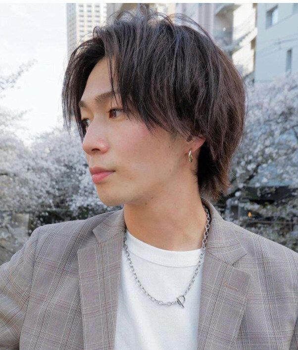 クールなメンズのウルフヘアカタログ。大人の色気を感じるセンターパートウルフ