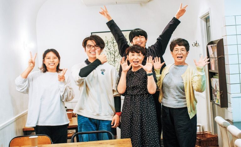 世帯年収150～200万が約3割。苦しい家計にあえぐシングルマザーと子どもたちに寄り添う