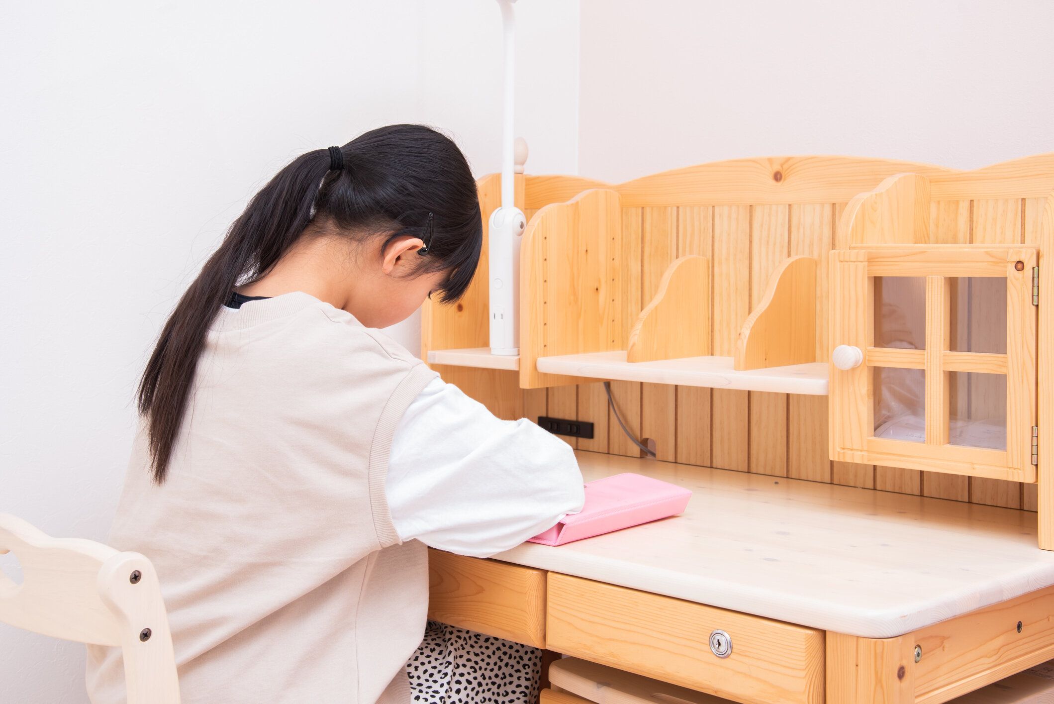 学習机で宿題をしているアジアの小学生