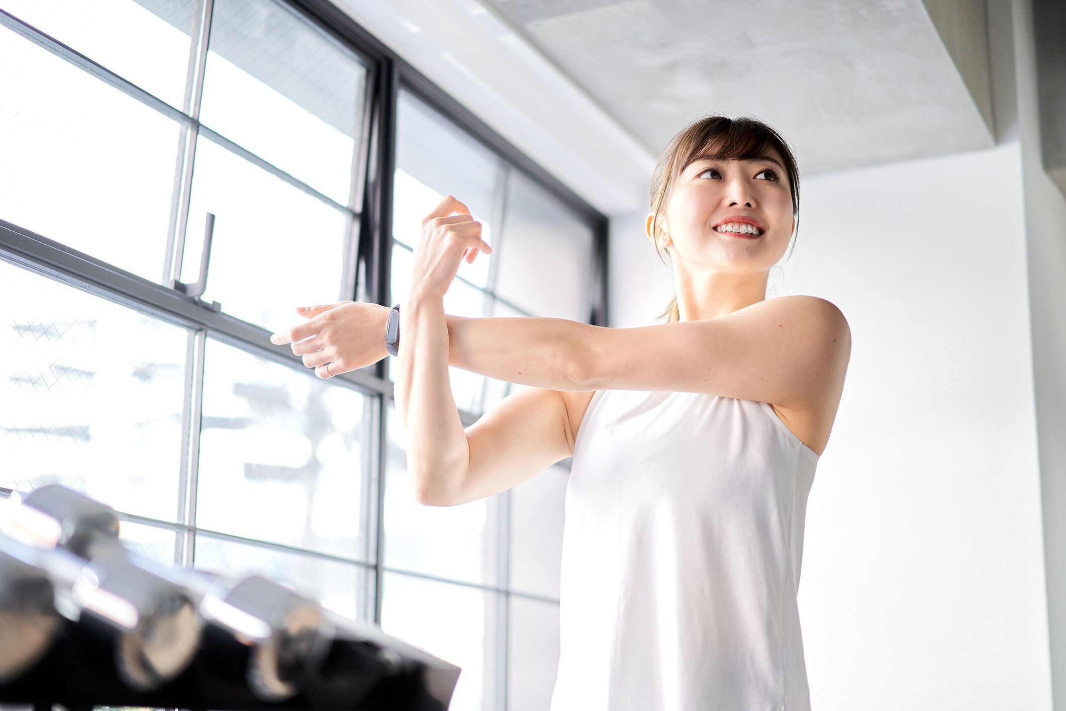 トレーニングジムでストレッチアジアの女性