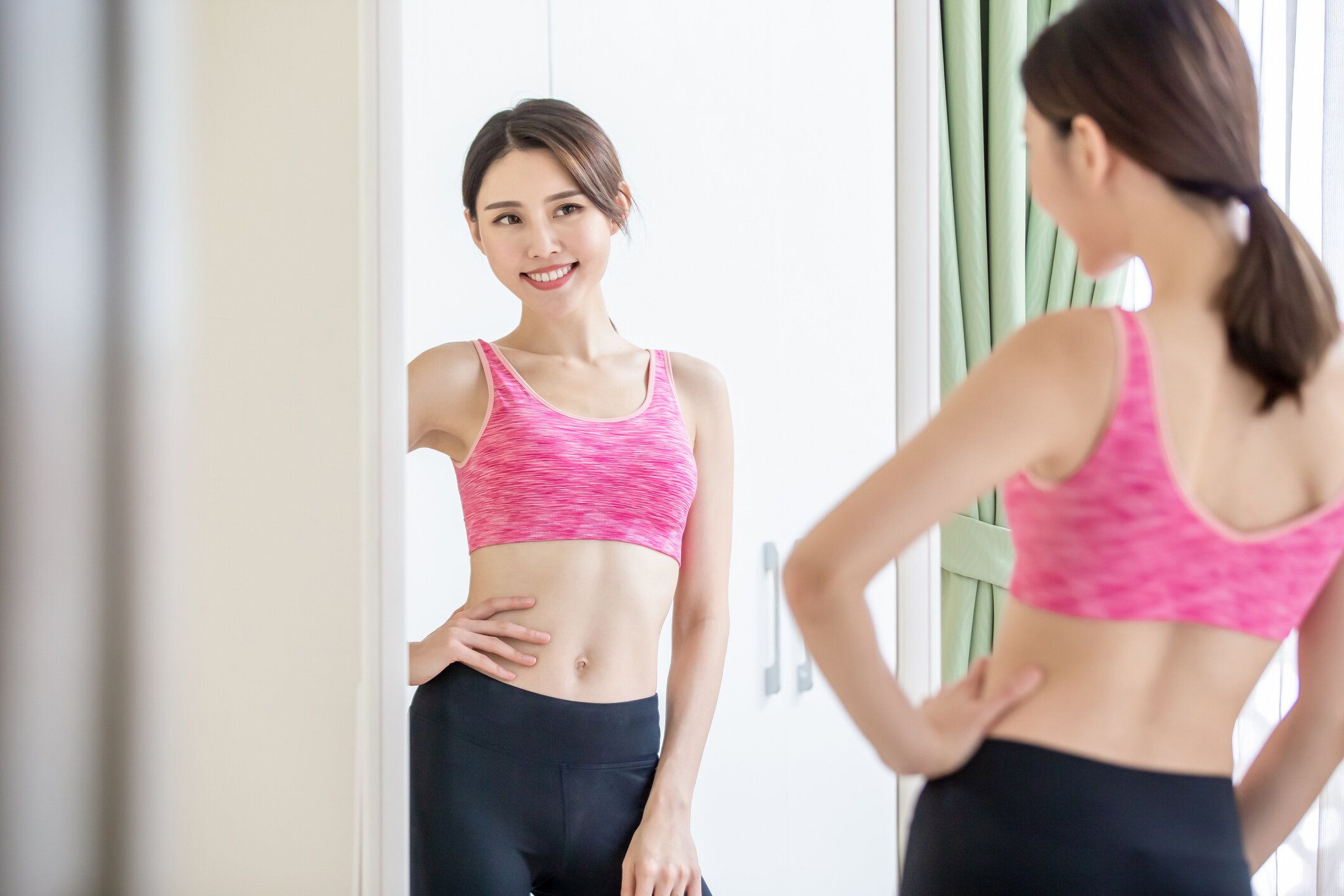 スポーツ女性は彼女のウエストを見ます