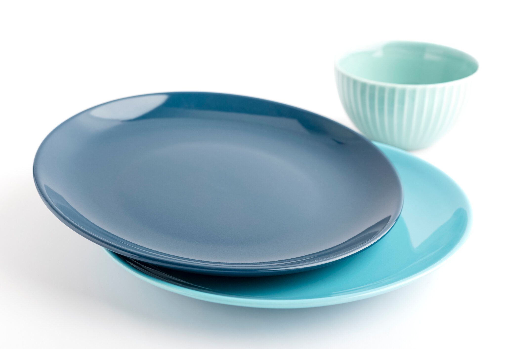 青い皿と薄い背景のコップ