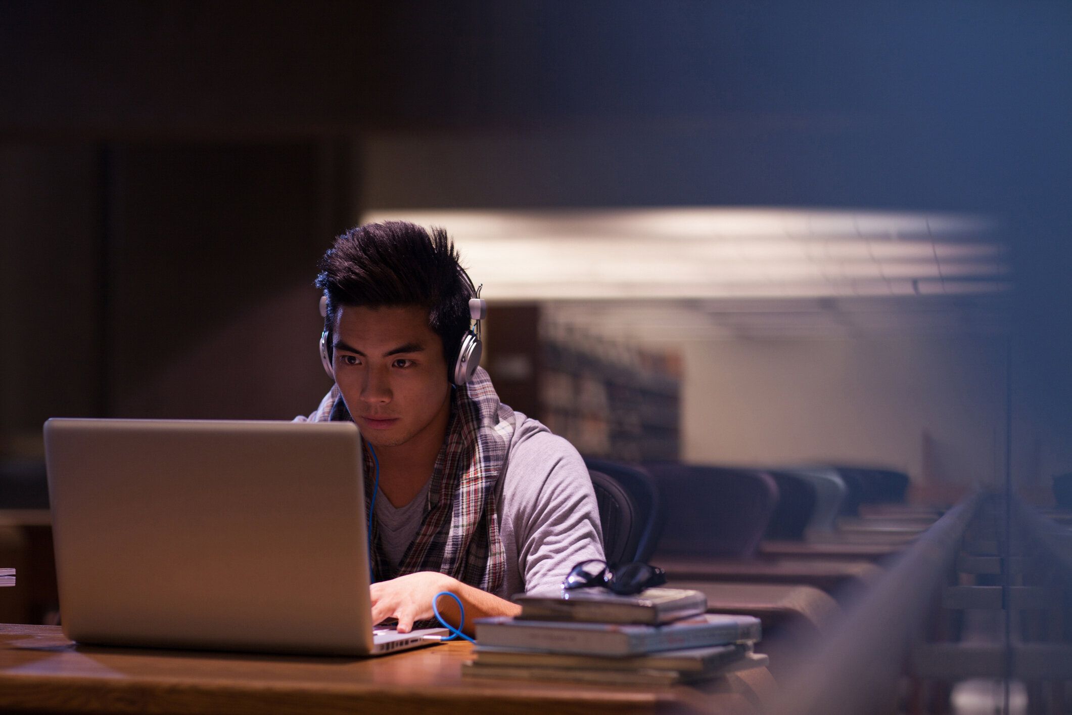 学生のラップトップで仕事するライブラリー