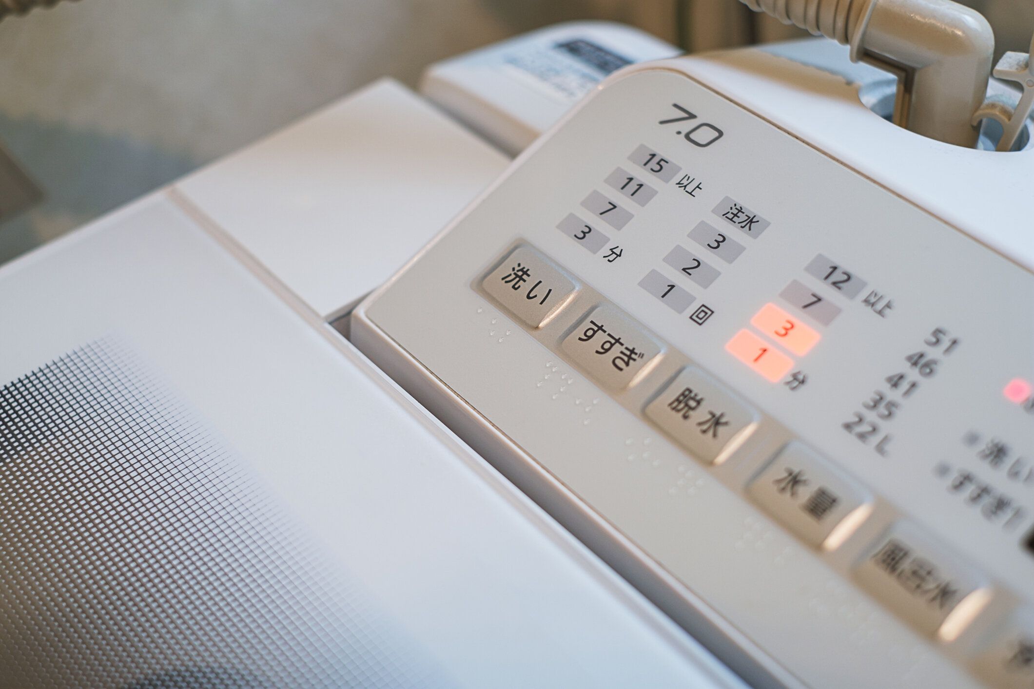 ランドリールーム内の洗濯機のコントロールパネル