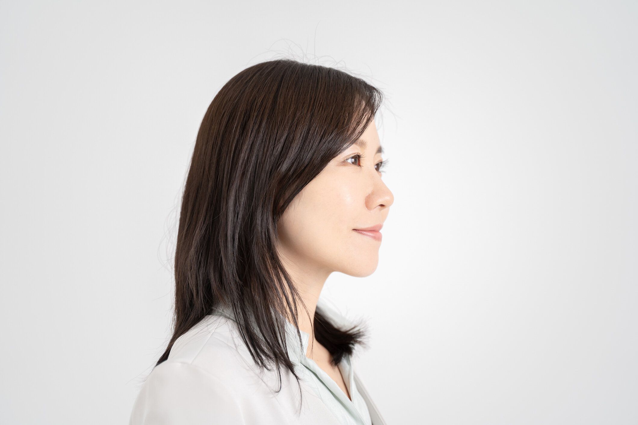 目標を見ている女性ビジネスマン 白い背景