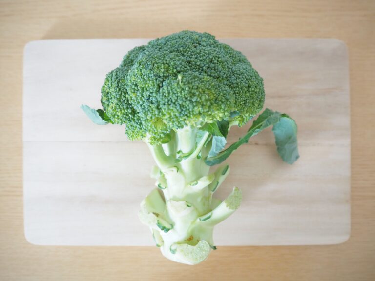 ブロッコリーの茎は捨てないで！茎の皮が「面白いくらいスルっと剥ける」野菜のプロの技を試してみた