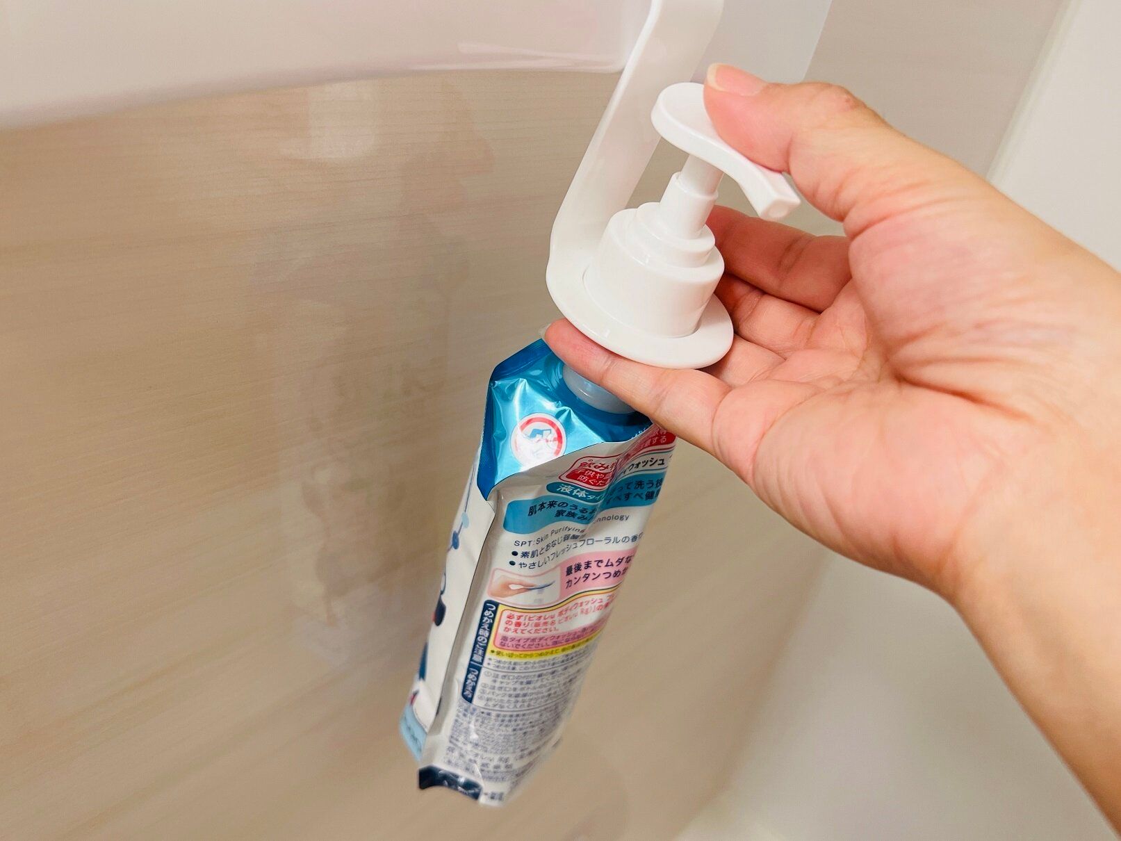 詰め替え作業とおさらば！セリアのタオルバーに掛けられるパウチ用ポンプが優秀