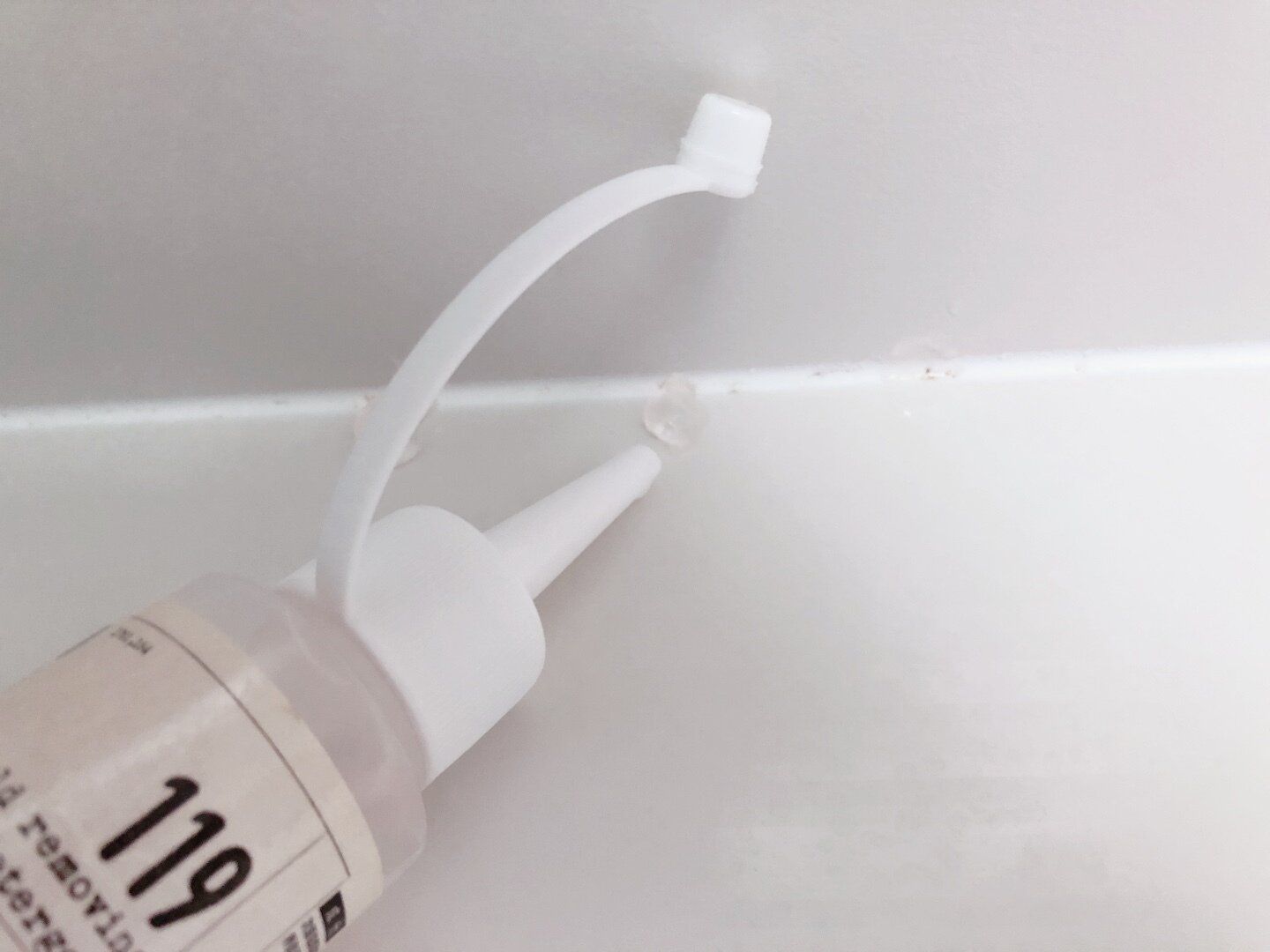 カビ取りジェル119をカビに塗布