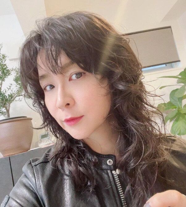 エッジの効いたカールがポイント！黒髪ロングヘア