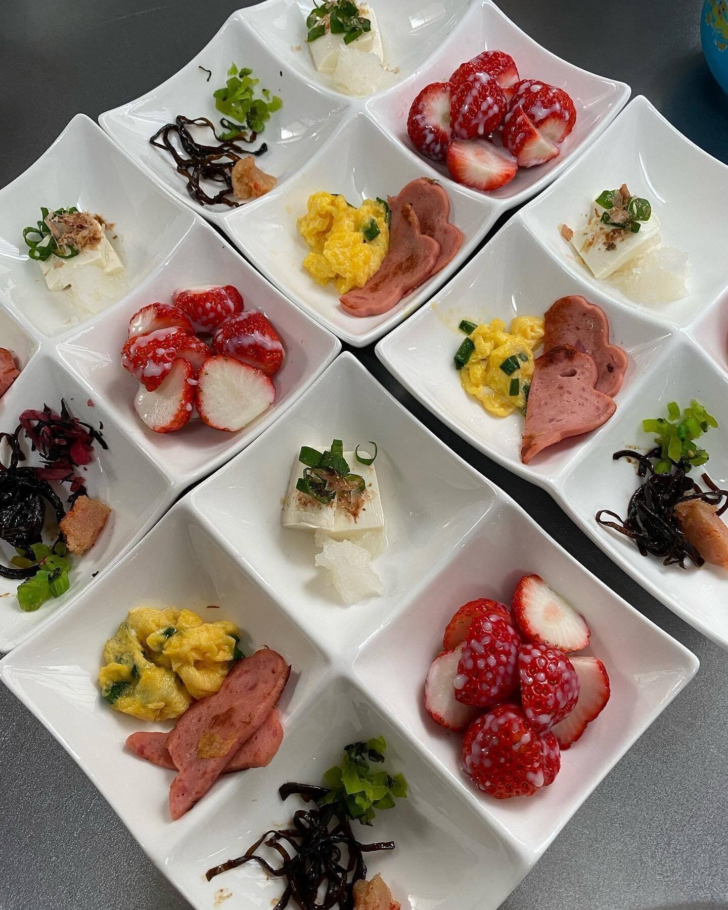 【ダイソー】仕切りのついたシンプルな白のプレートでいつもの料理もグッと豪華に