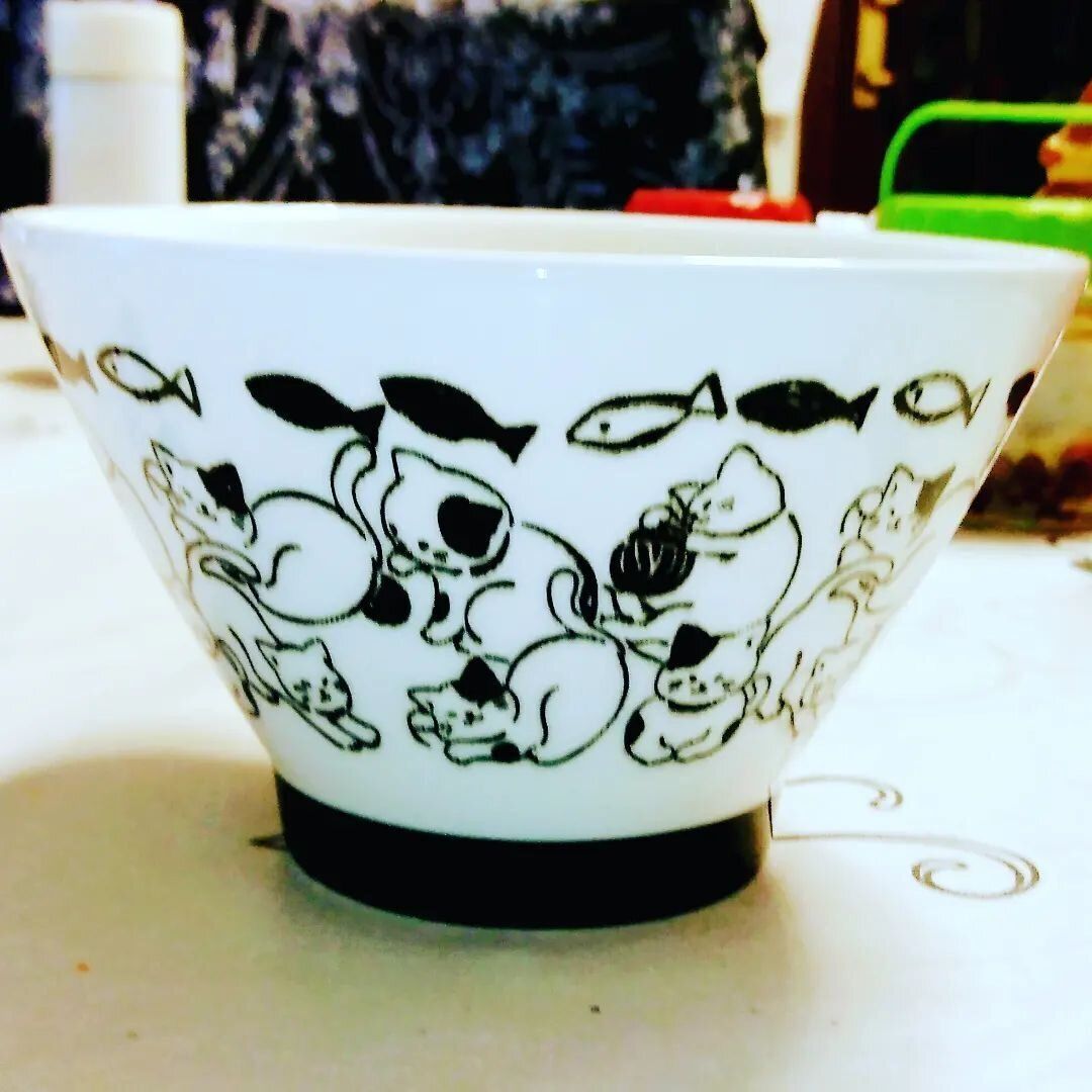 【ダイソー】使うたびに気分もあがる！ねこ柄のお茶碗