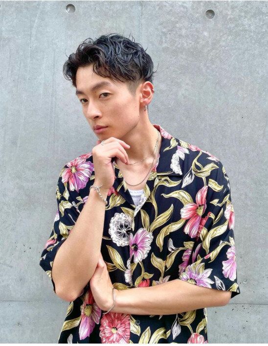 モテる流行のメンズパーマヘアカタログ 。ゆるめのウェーブが大人の余裕を感じさせる!クールなツーブロック