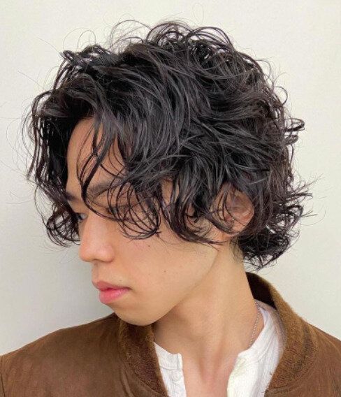 モテる流行のメンズパーマヘアカタログ 。ウルフヘアとワイルドな無造作パーマ