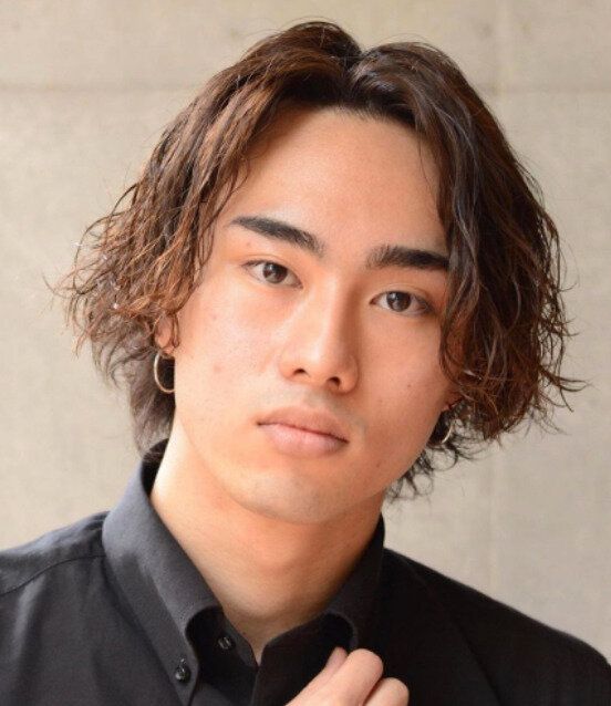 モテる流行のメンズパーマヘアカタログ 。色気があるウェーブがイマドキ!センターパートミディアムヘア