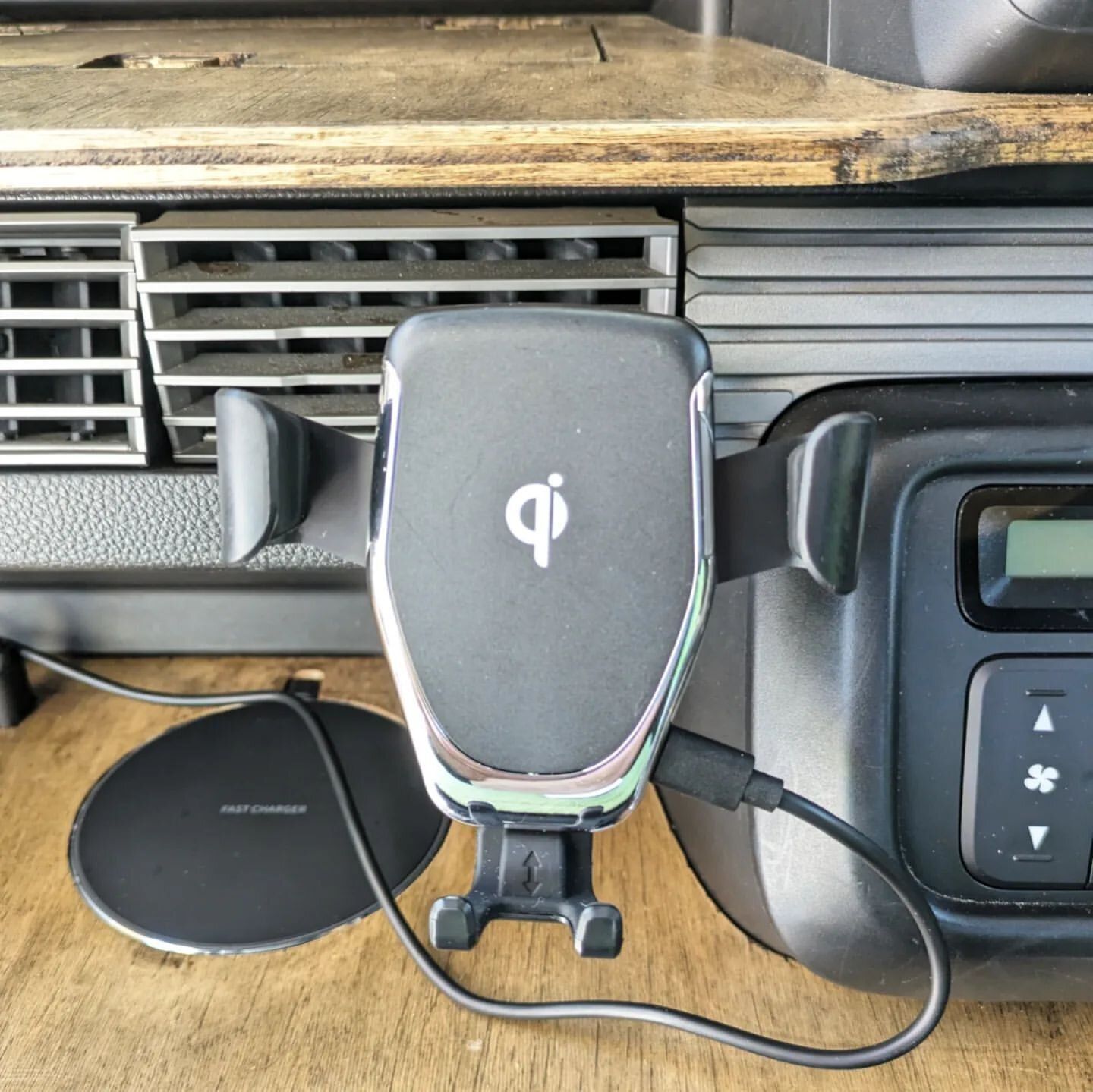 【ダイソー】置くだけでOK！車載ワイヤレスチャージャー