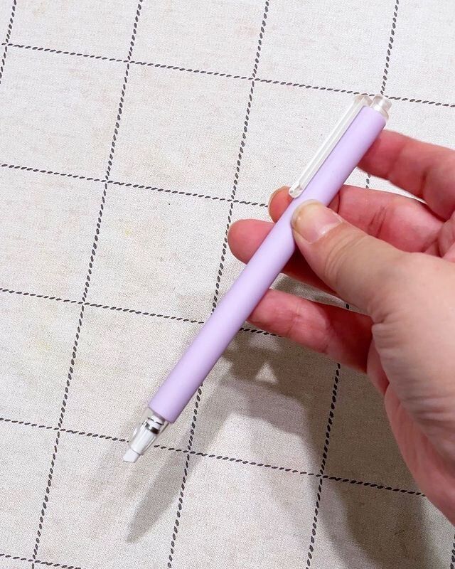 【セリア】持ち運びに便利！ペンタイプのカッター