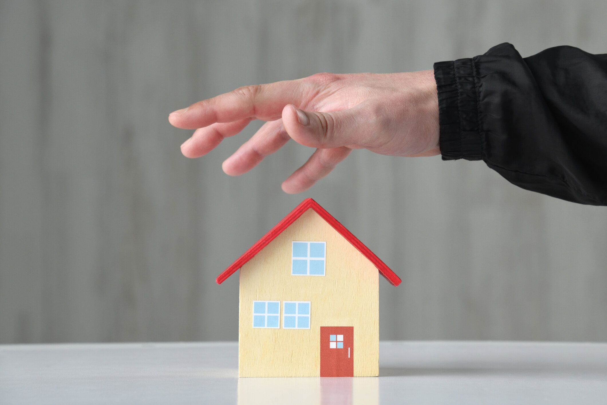 犯罪者の手が家の物体に手を伸ばす