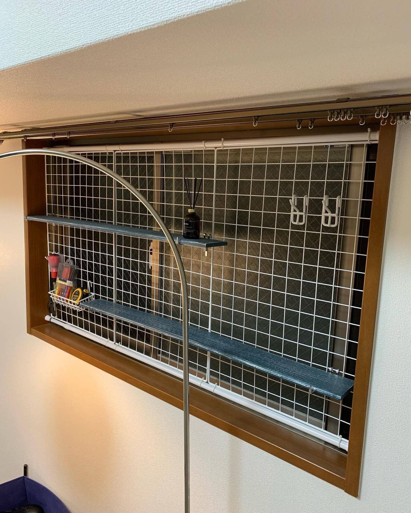 ワイヤーネットで窓のスペースをラックに