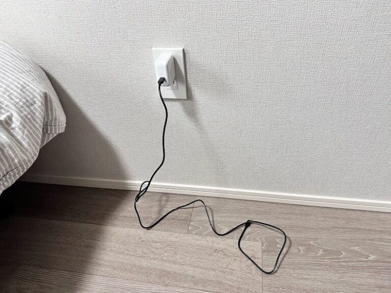 【セリア】充電ケーブルはプラグクリップで浮かせてスッキリ！