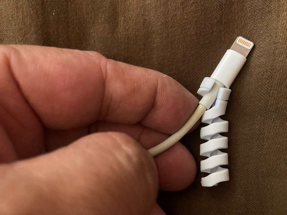 1.充電ケーブルの根本に、カバー切り込み部分をはめ込みます。