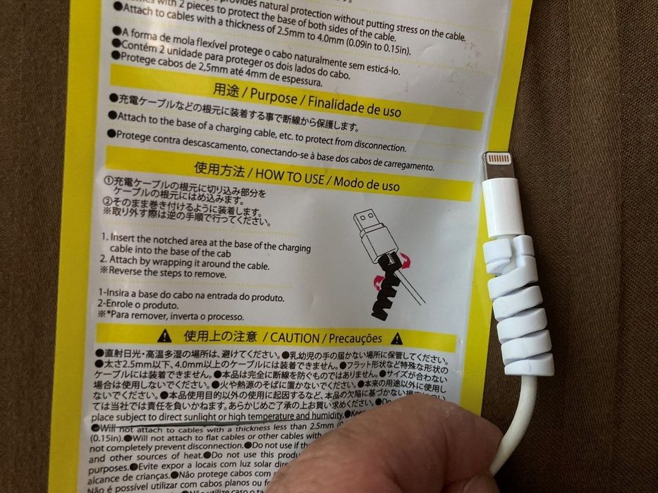 2.ケーブルに巻き付けるように、くるくると本製品を装着します。