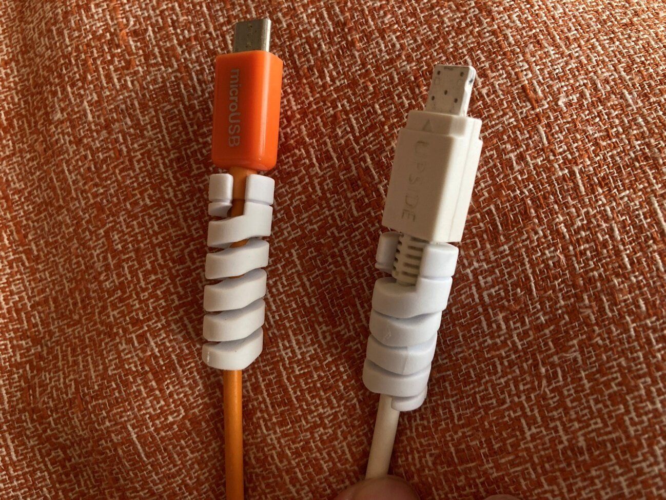 試しに根本の形状が違う2種類の充電ケーブルに装着してみました