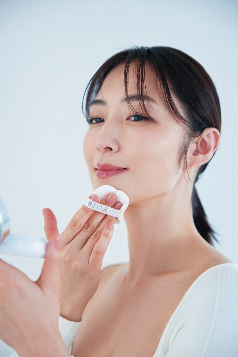 MEGUMIさん流『手抜きに見えない2分メイク』「中央から薄塗りに」「眉尻部分を先に」