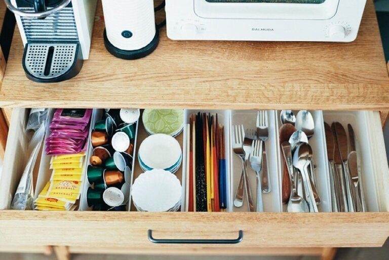 場所を決めたら15分！不要なものをチェック「テレビ台まわり」「キッチンの引き出し」