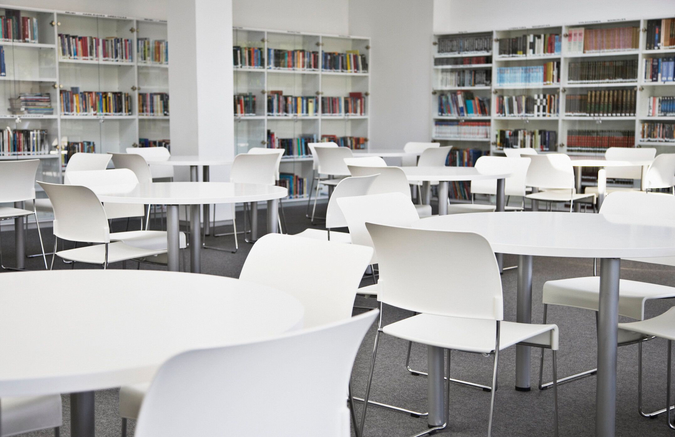 空の企業のライブラリー