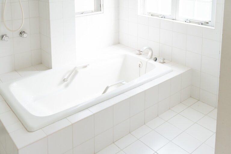 夏のお風呂でやりがち！金運が下がるお風呂のNG風水と金運を上げるOK風水【Dr.コパの風水解説】