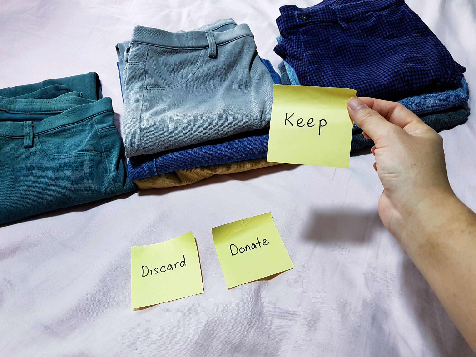ハウスキーピングリサイクルコンセプト。衣類を保管、寄付、または廃棄することを決定する