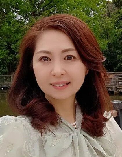 華やかさがプラスされる！巻き髪セミロング