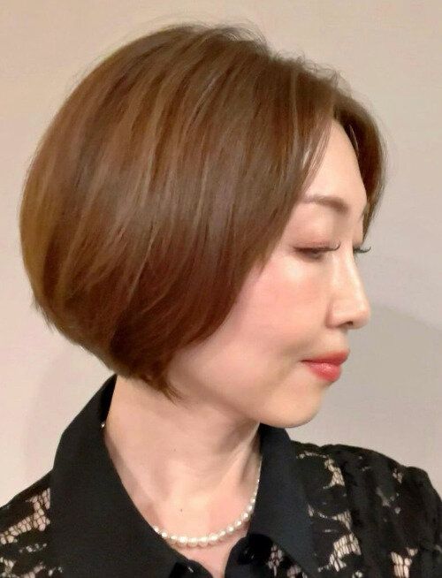 フェミニンな装いにも似合う！前下がりショート