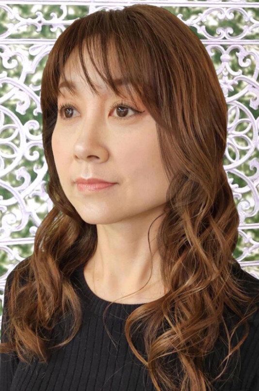 ハイライトで髪に動きを！リッジ感のあるセミロング