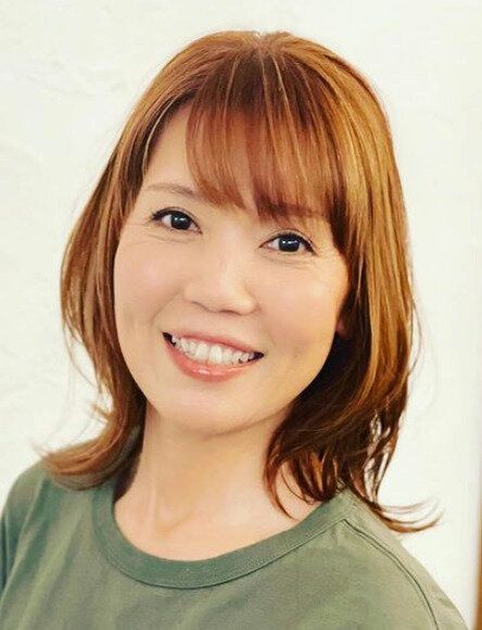 キャラメルベージュとハイライトでパッと明るく！ひし形ミディアム