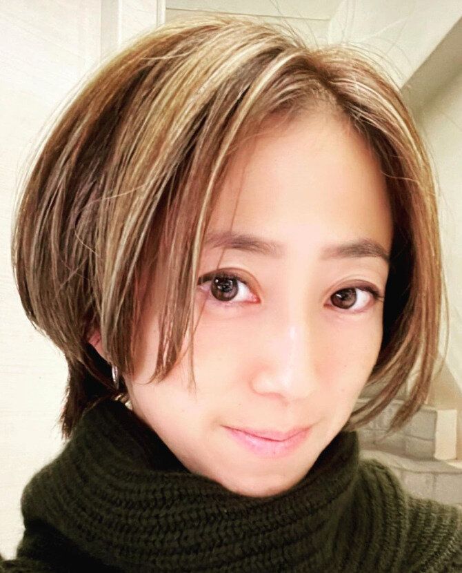 太めのハイライトで白髪ぼかし！センターパートショート