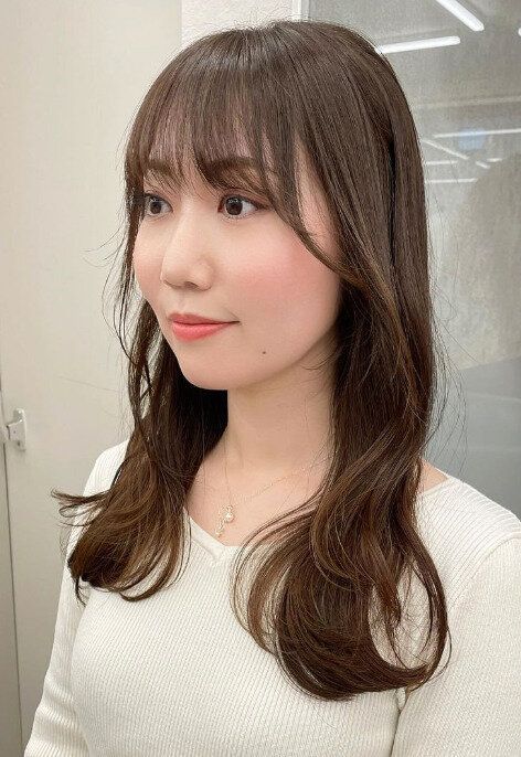 広がりを抑えてコンパクト！重めセミロング