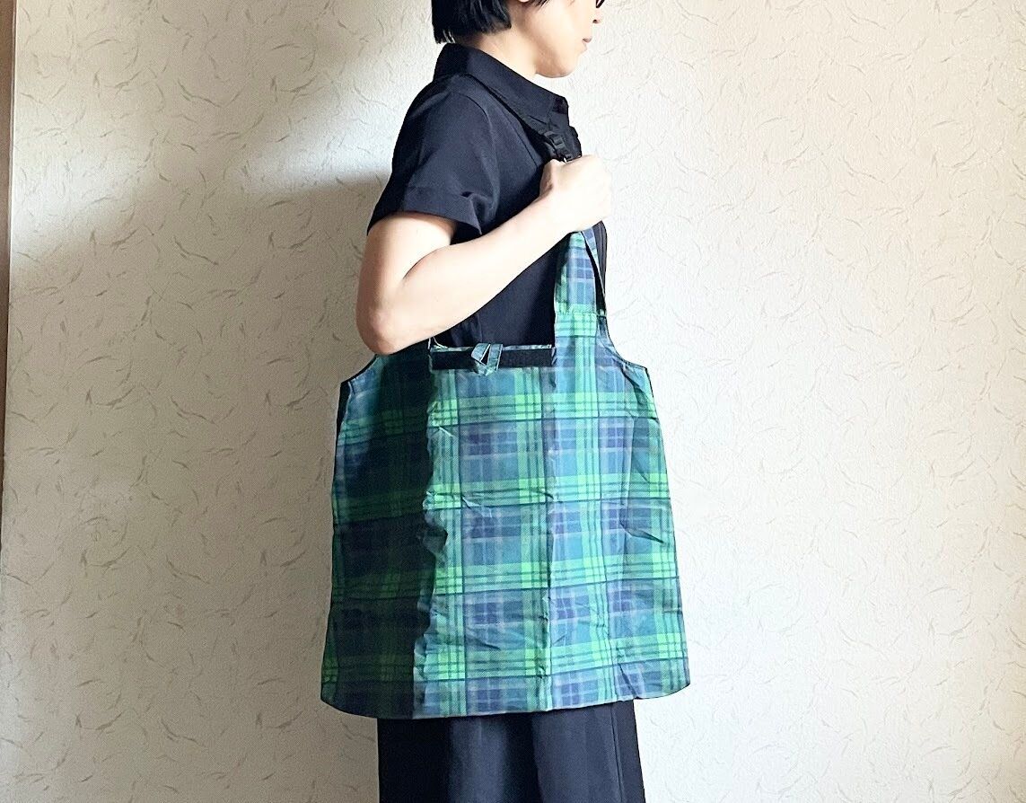 肩掛けベルトをつけたエコバッグを肩に掛けた女性