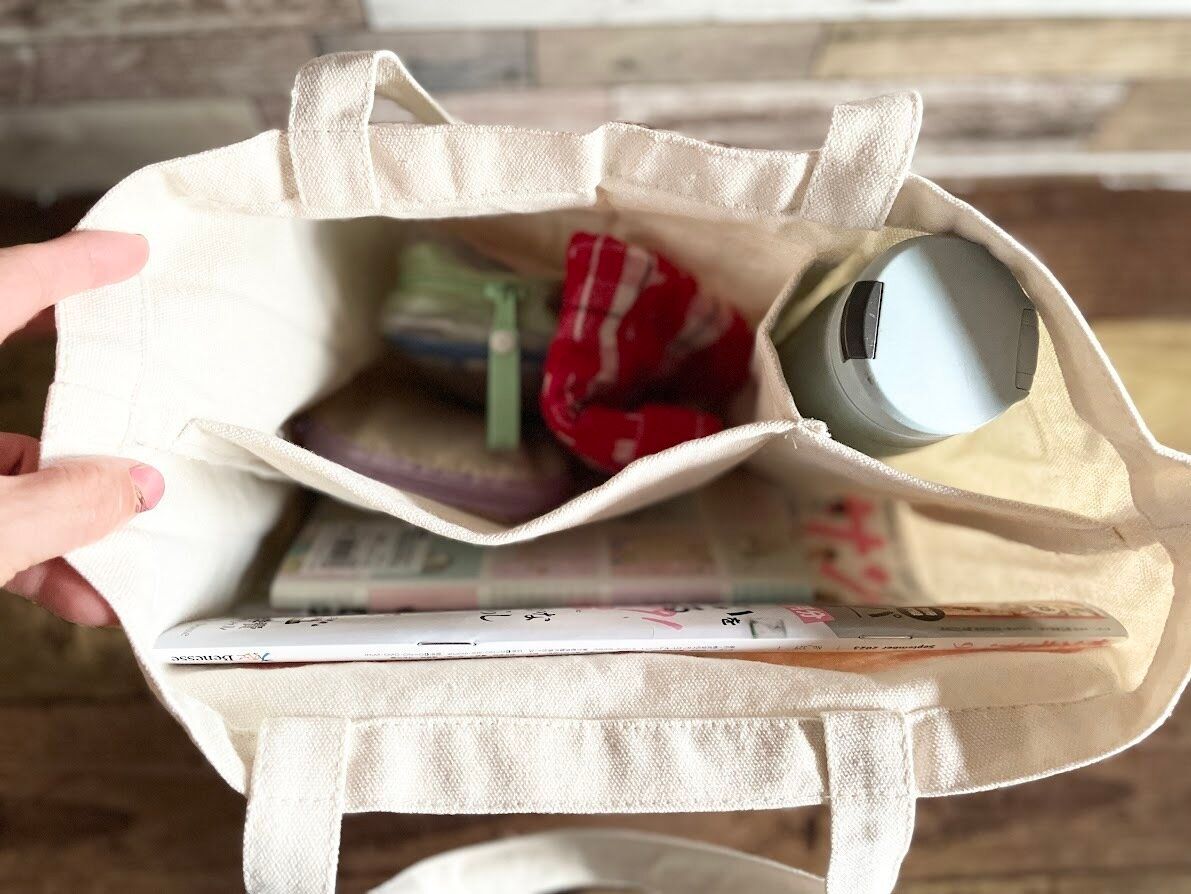 物を入れた手提げバッグ