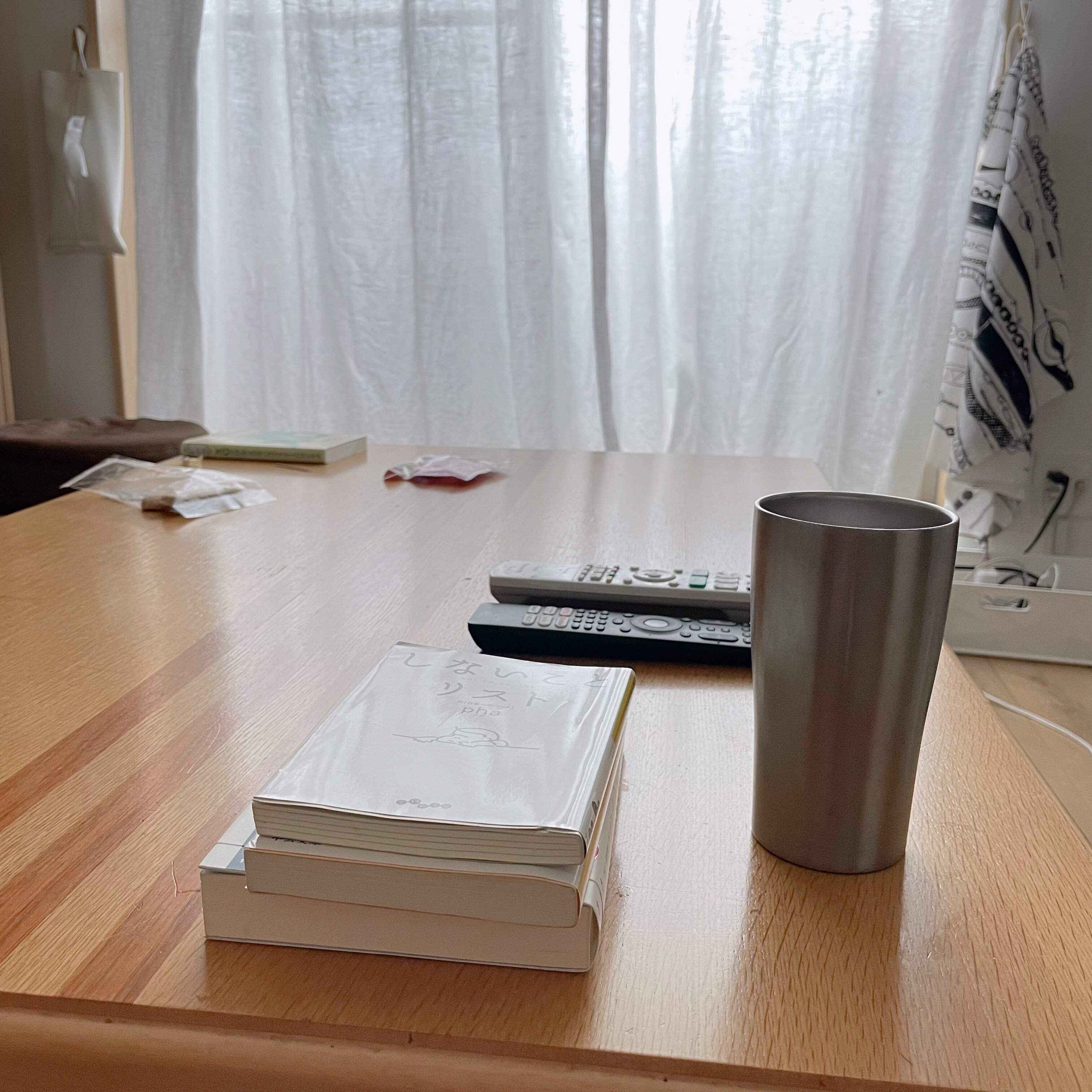 座って手の届く範囲の物だけ整えてみる