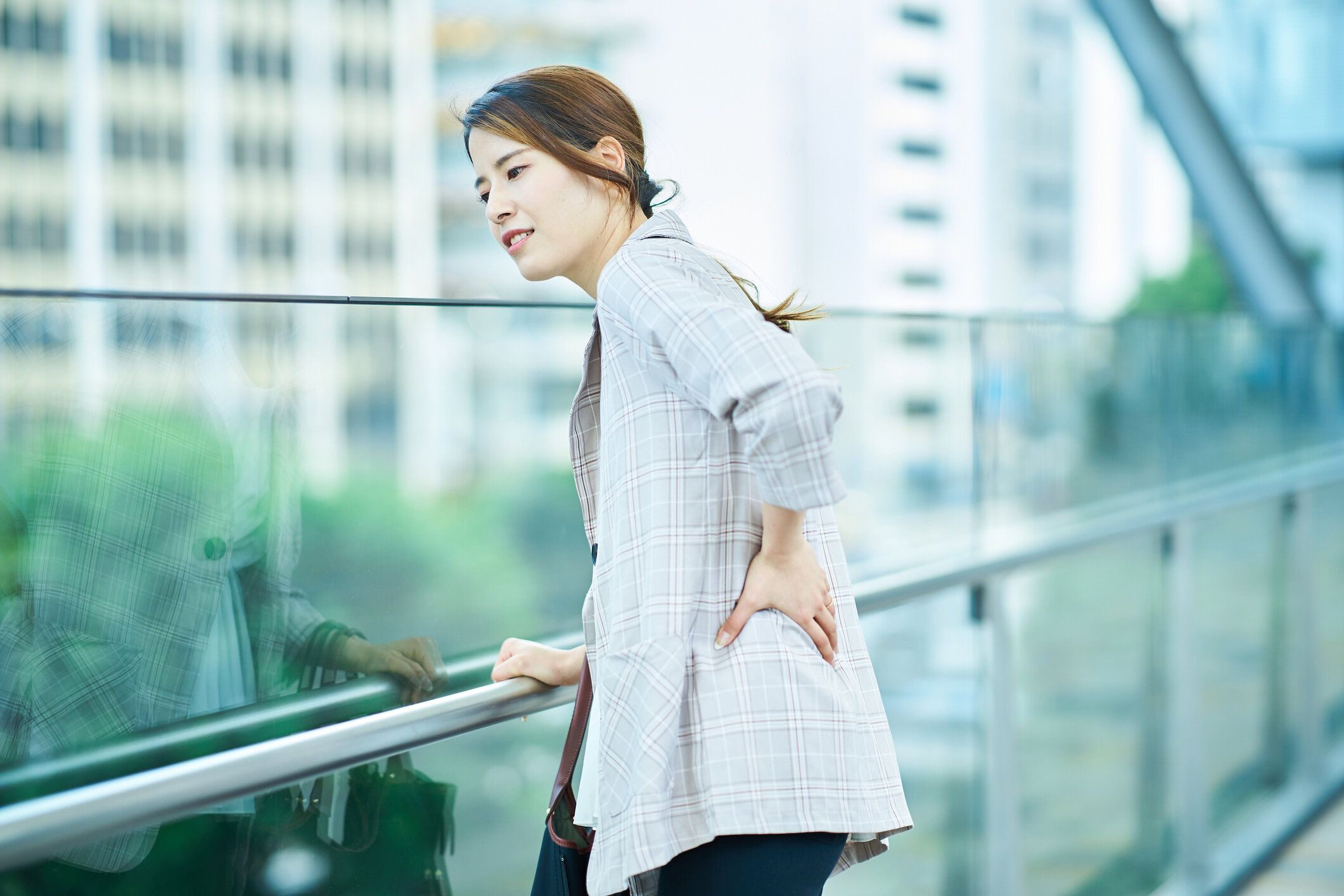 女性の背中の痛みでお悩みの方に