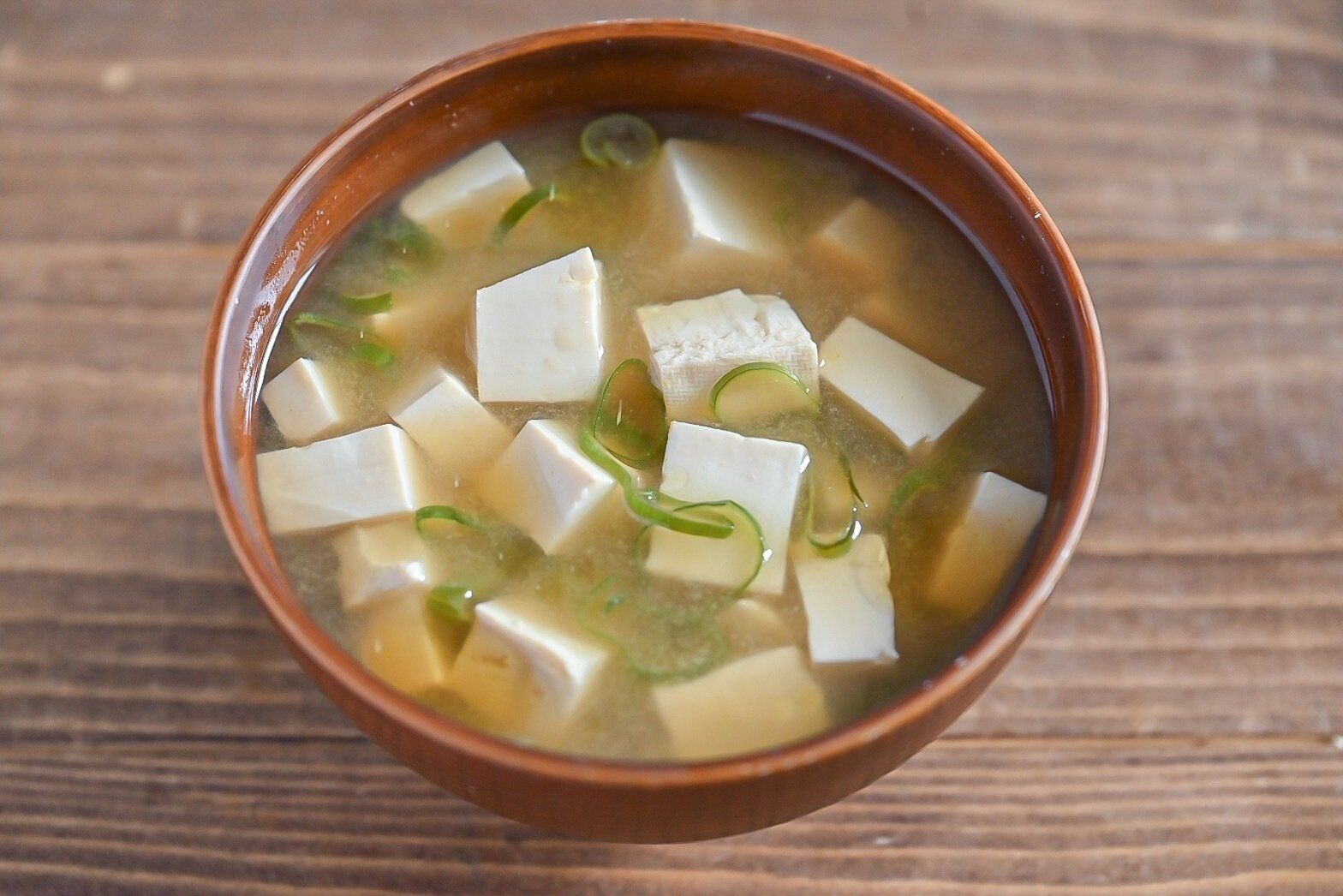 お椀に入った長ねぎと豆腐のみそ汁