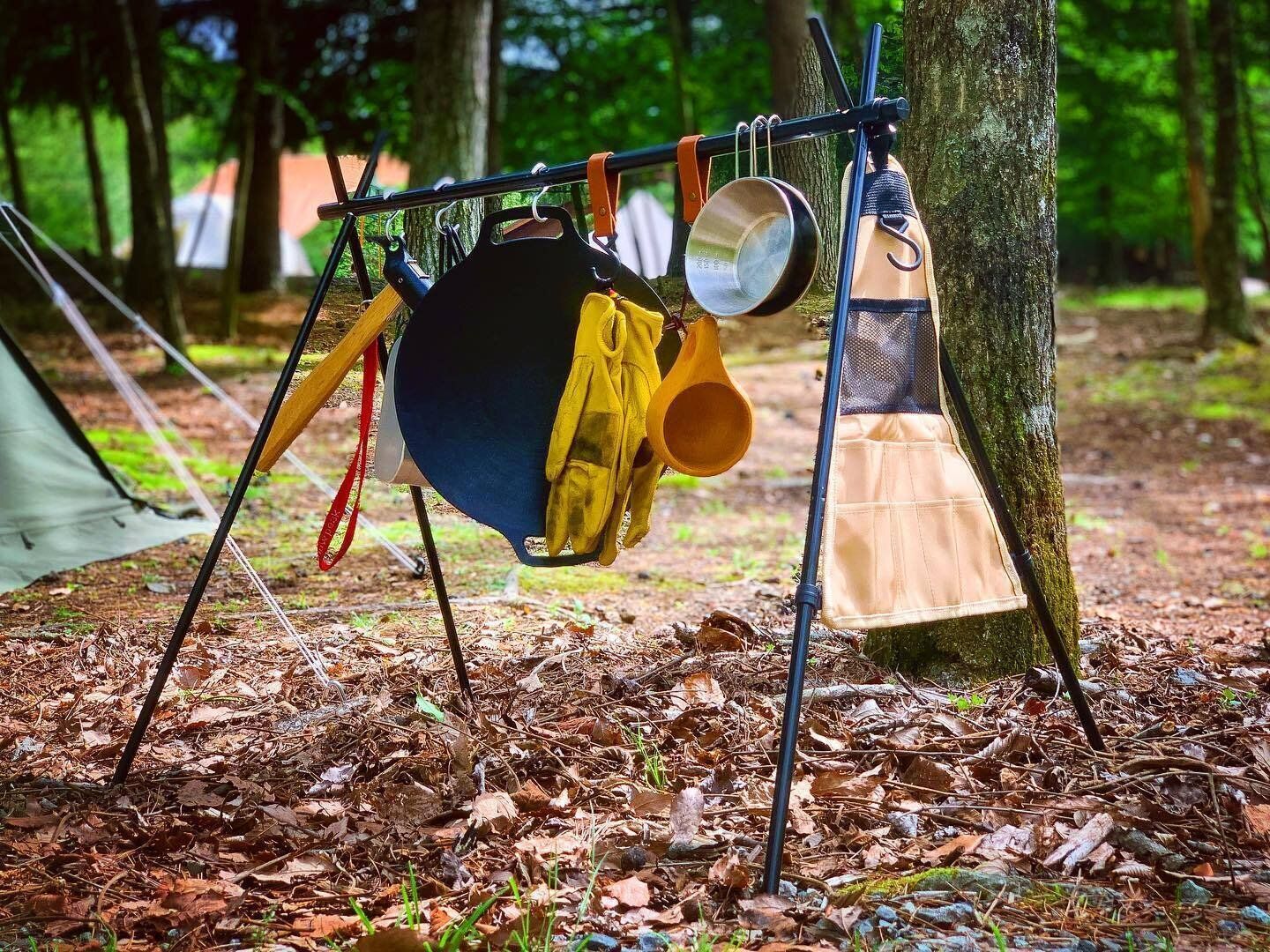 キャンプ用品や小物を整理できる「ハンギングラック（収納ポーチ付）」