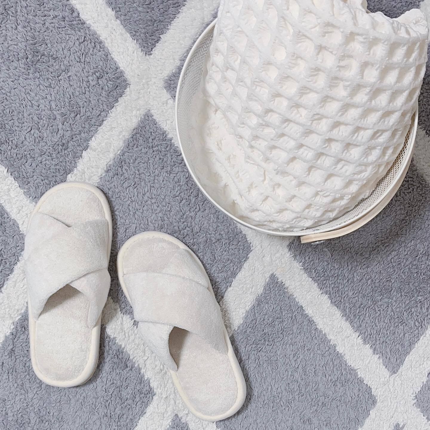 おしゃれなルームシューズもプチプラでそろう