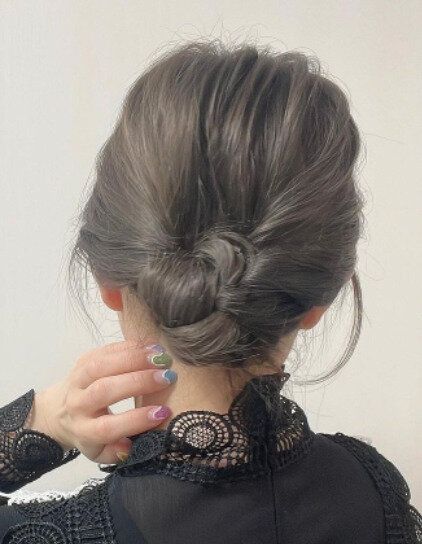 40代女性に似合う不器用でも簡単にできるヘアアレンジ。セレモニーでつかえる!上品シニヨン