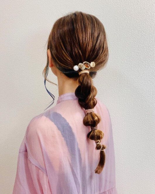 三つ編みとたまねぎヘアをミックスしたローポニー