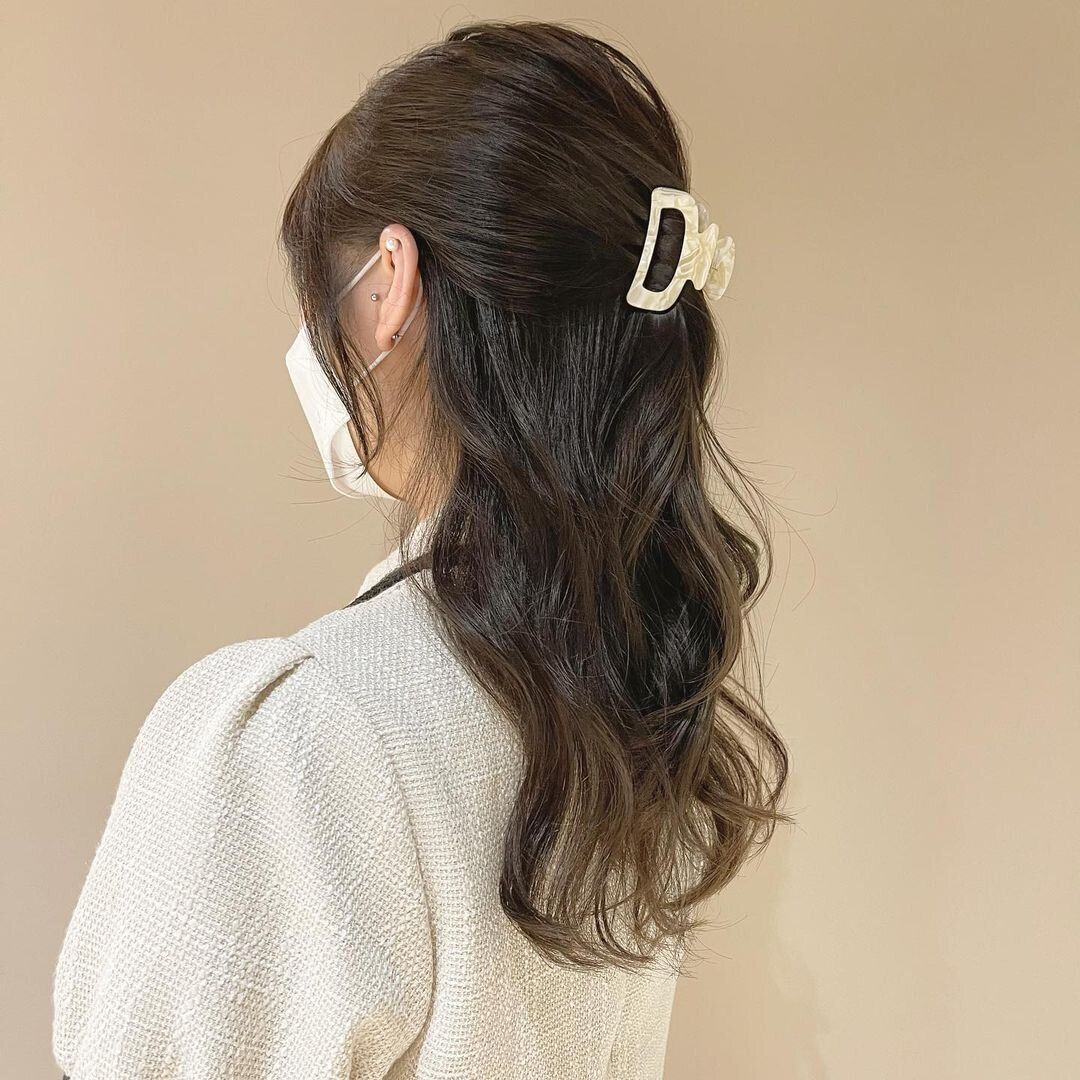 40代女性に似合う不器用でも簡単にできるヘアアレンジ!ハーフアップをクリップで華やかに