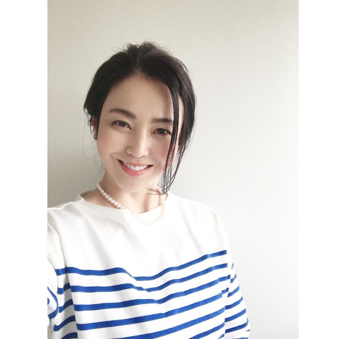 40代女性に似合う不器用でも簡単にできるヘアアレンジ!サイドを垂らして40代の美人アレンジ!