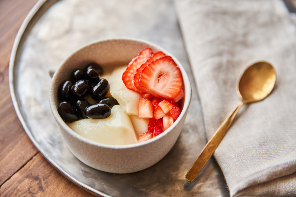 黒豆といちごの甘酒豆腐花