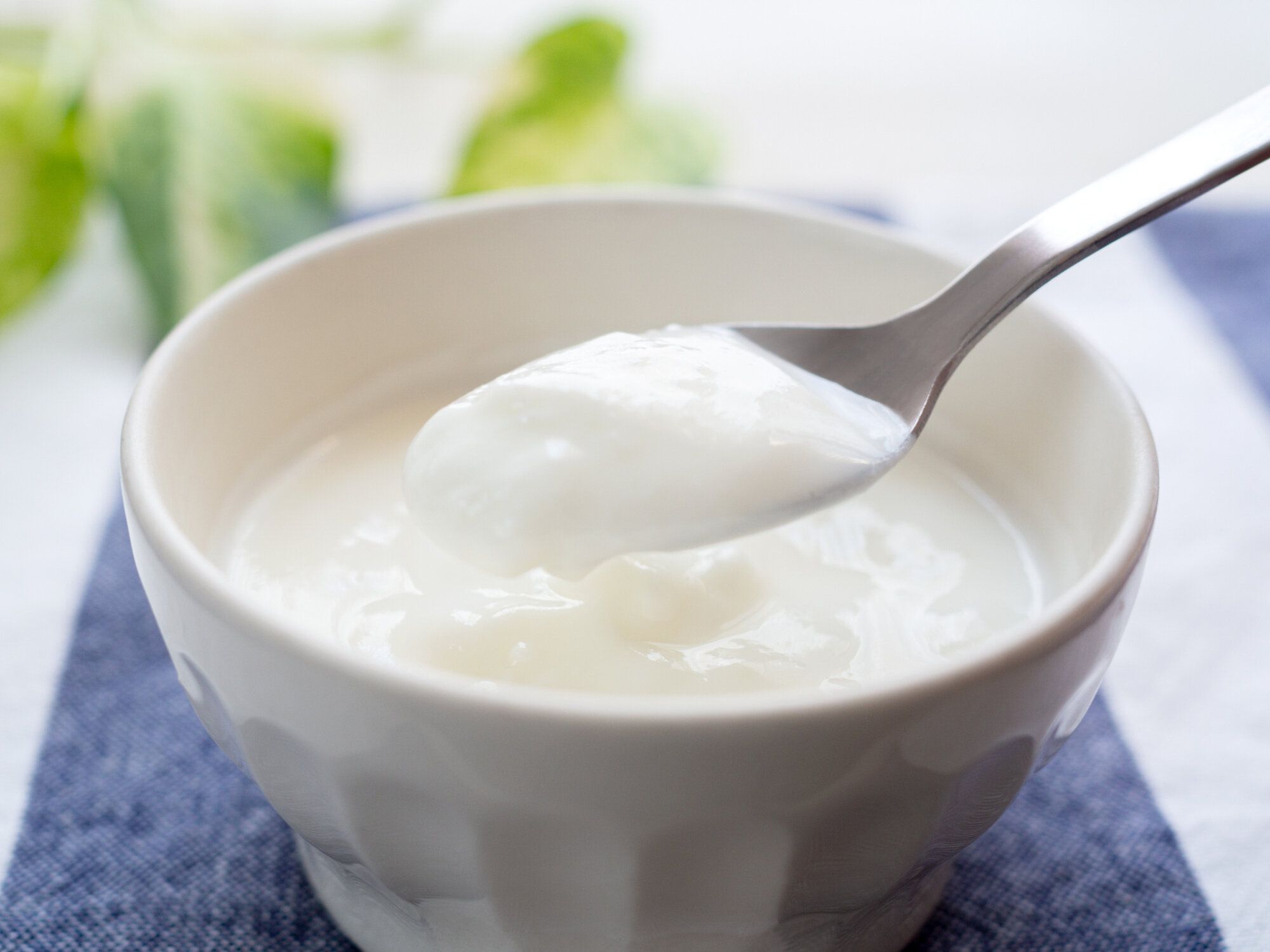 スプーンでヨーグルトをすくい